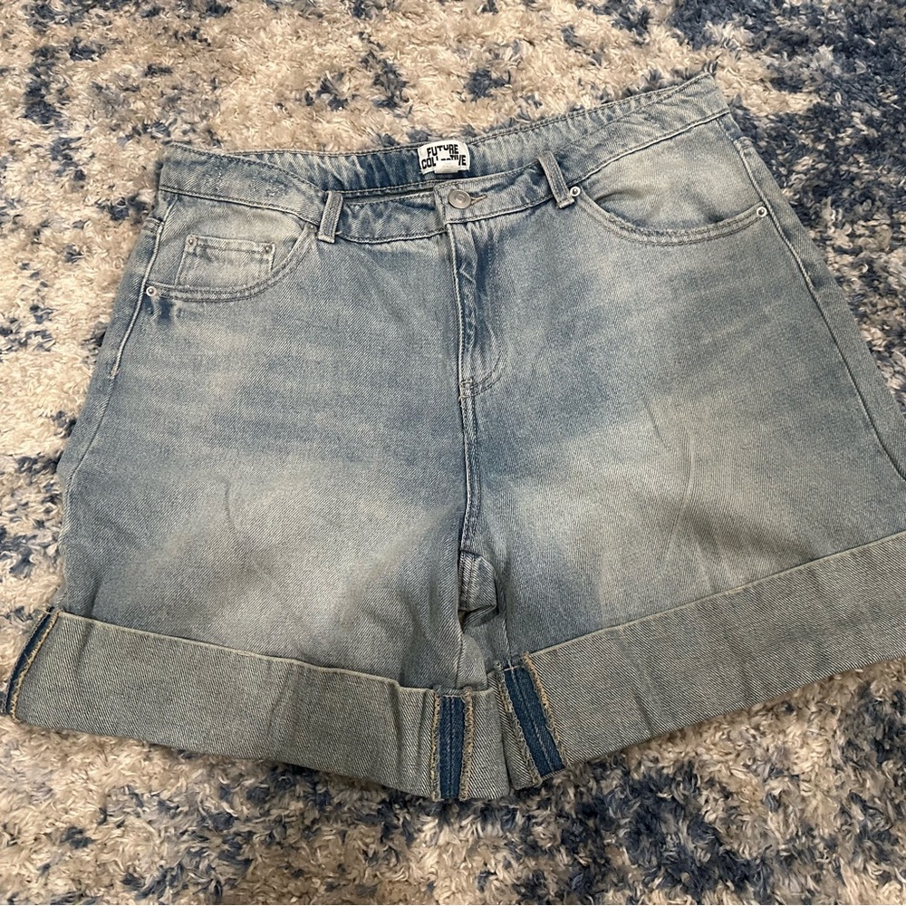 Women’s Mid-Rise Wide Cuff Baggy Denim Shorts - Picture 5 of 9